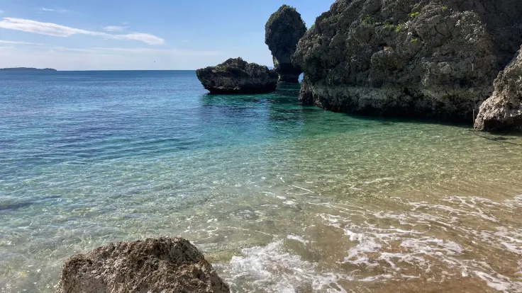 高江洲製塩所の裏手に広がるクバクマの浜。透き通ったエメラルドグリーンの海と白い砂浜がひっそりと広がっている。