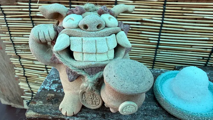 浜比嘉島のシーサー。やさしく微笑む表情が印象的で、島らしい雰囲気を感じられる守り神。