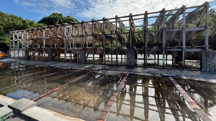 浜比嘉島の高江洲製塩所で行われている流下式塩田。竹樋を流れる海水を循環させながら濃縮し、塩作りに欠かせない高濃度の海水へ仕上げている工程。