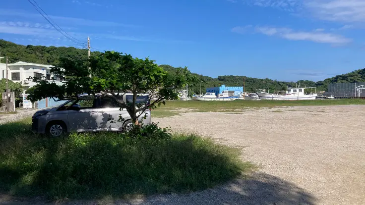 シルミチュー公園の広い駐車場。平らなスペースが広がり、普通車でも停めやすい。