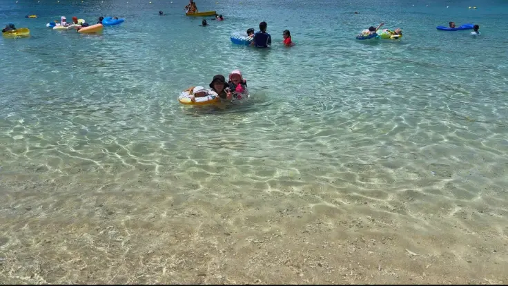 伊計ビーチの透明な海。小さな子どもやカップルでも安心して楽しめるロケーション。
