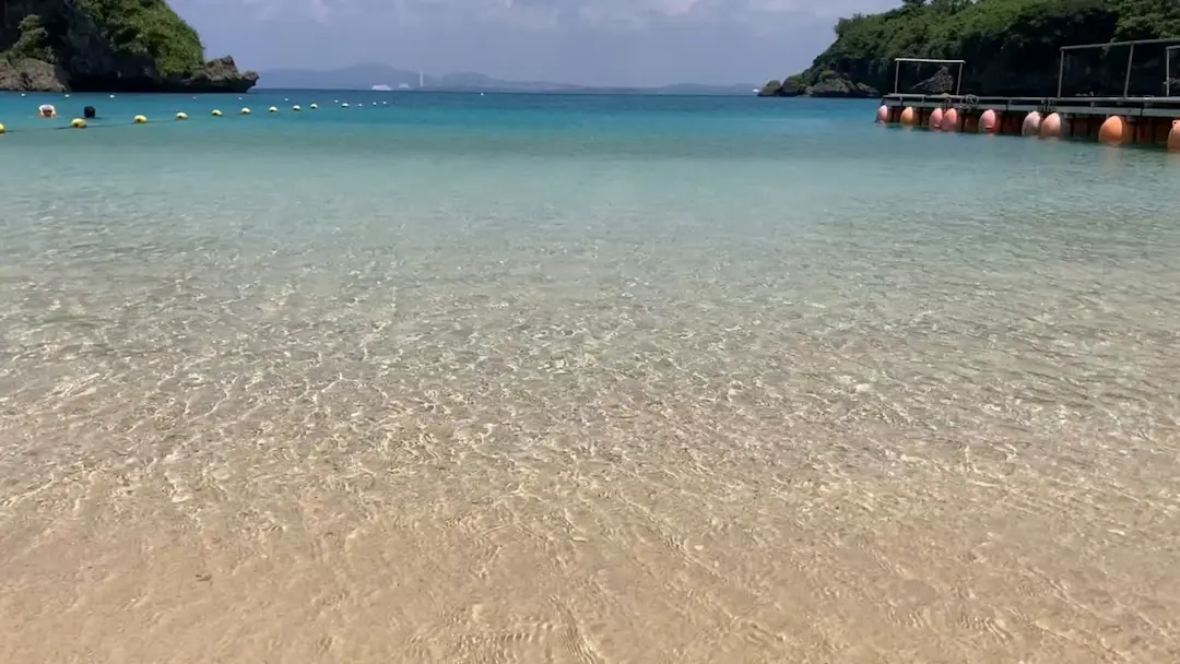 伊計ビーチの透き通る海と白い砂浜の景色