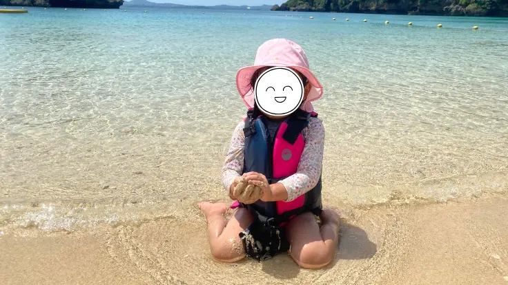 伊計ビーチの砂浜で遊ぶ子どもたち。波も穏やかなのでファミリーにも安心