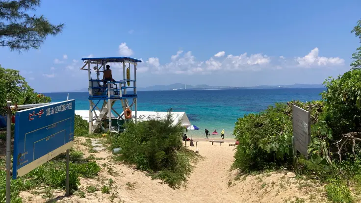 大泊ビーチの海辺の風景。伊計島ならではの静かで素朴な海時間が流れる