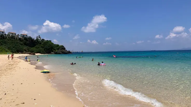 大泊ビーチの広々とした白い砂浜と遠浅の透明な海。シュノーケリングにも最適な伊計島の人気スポット