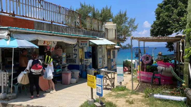 大泊ビーチの素朴なエントランス。のどかな雰囲気が広がる伊計島の海辺