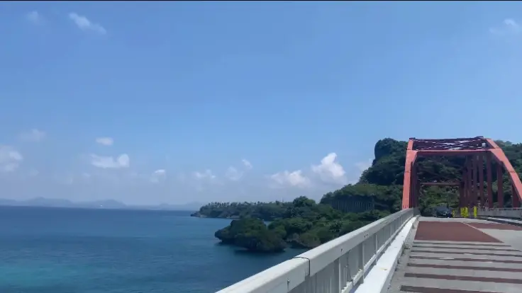 伊計島に渡る最後の赤い橋。海中道路の絶景ドライブの締めくくりにふさわしい景色