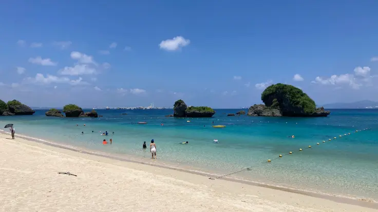 白い砂地と青い海が広がる伊計ビーチ。これぞ沖縄と感じる絶景のロケーション。