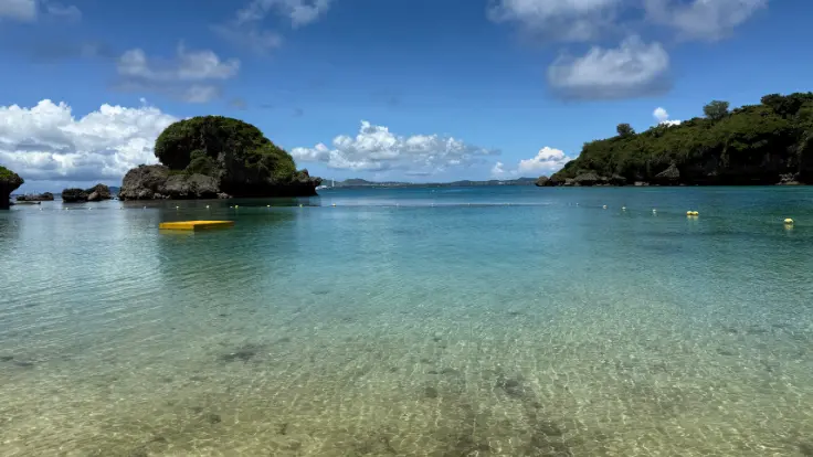 いつでも穏やかで美しい伊計ビーチ。透明な海と白い砂浜が広がり、心から癒やされる景色。
