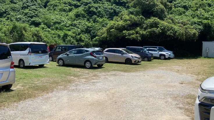 大泊ビーチの駐車場と白い砂浜が目の前に広がるロケーション。荷物が多くてもアクセスしやすい伊計島の人気スポット。