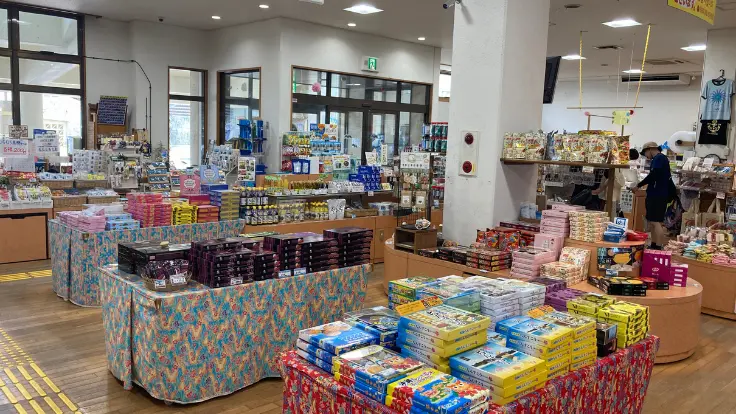 海の駅あやはし館のお土産売り場の様子