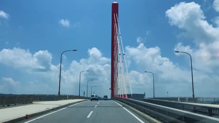 一直線にのびる海中道路