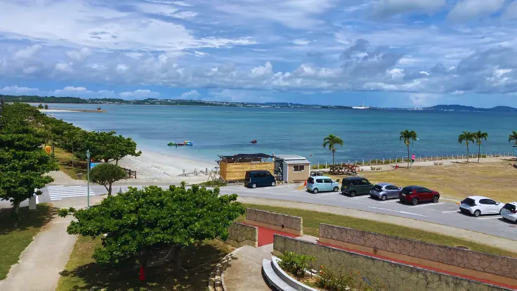 海中道路から見える青い海と広がる景色
