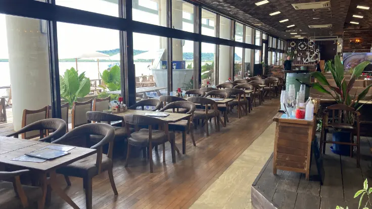あやはし館内にある海中茶屋の店内から見える海の景色