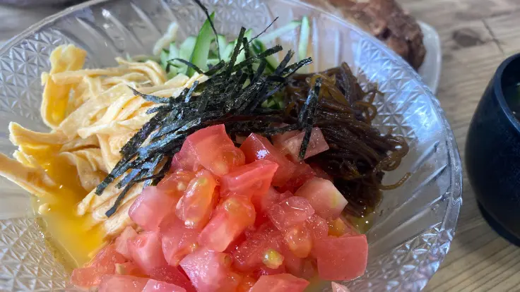 海中茶屋の冷やしもずくそば。海を見ながら味わえる夏の人気メニュー