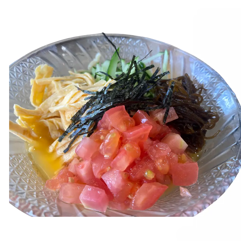 あやはし館内・海中茶屋の『特製冷やしもずくそば』。透きとおる出汁にもずくが絡む、夏にうれしい一杯。