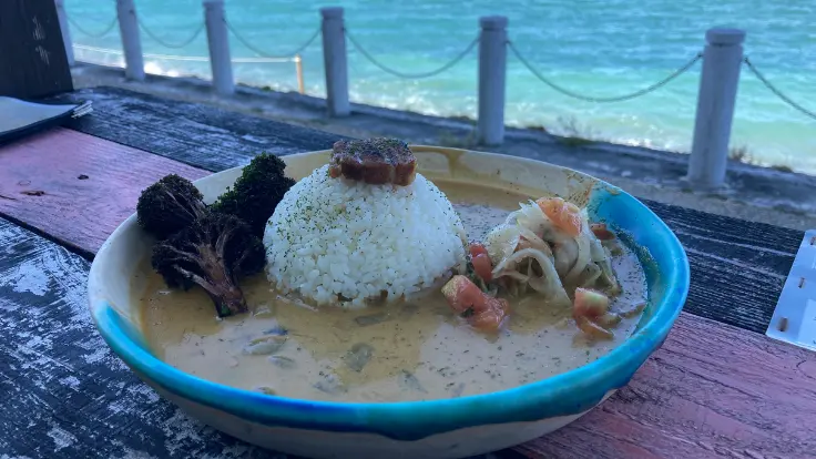 海中茶屋で提供されているカレーライス。ライスとルーがプレートに盛り付けられている。