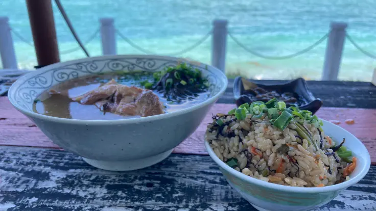海中茶屋のもずく麺を使った沖縄そばと、じゅーしー（炊き込みご飯）のセット。