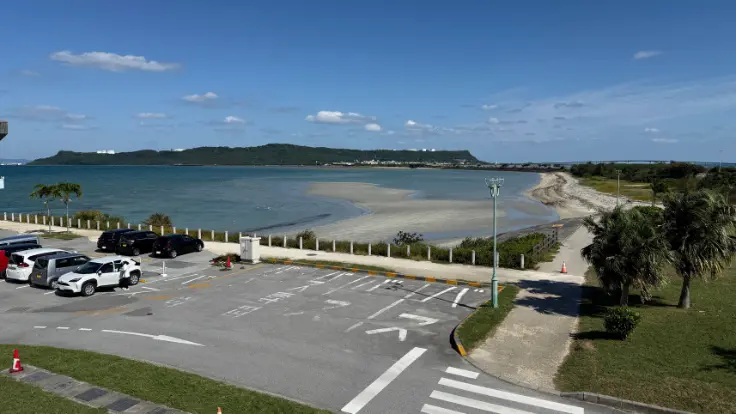 遠浅の海中道路周辺。満潮時は青のグラデーションがより美しく見える海の景色