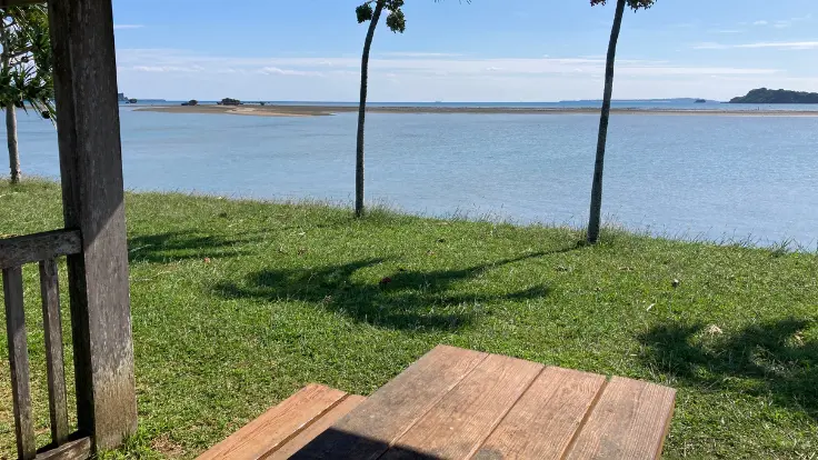 あやはし館で購入したブルーシールやサーターアンダギーを外のデッキで楽しむ様子