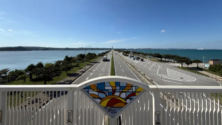 あやはし館前の歩道橋から望む海中道路と両側に広がる青い海