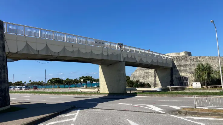 あやはし館前の展望台付き歩道橋から眺める海中道路と青い海の絶景