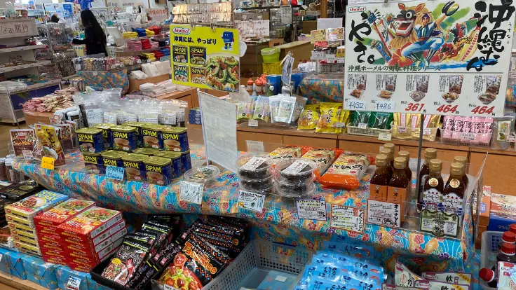 あやはし館内に並ぶ、うるま市の特産品や工芸品