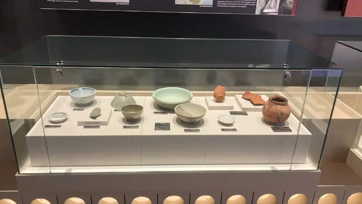 あまわりパークに展示されている陶磁器や交易品の出土品。勝連が国際的な交易で栄えたことを示す貴重な資料。