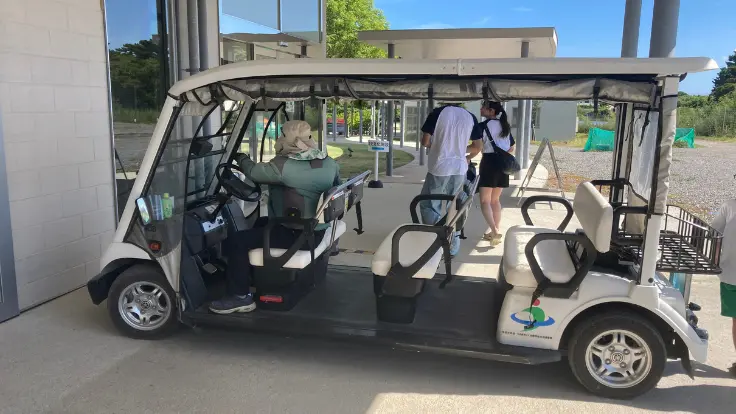 あまわりパークから勝連城跡まで運行しているエコカー送迎サービス。坂道を楽に移動できる。