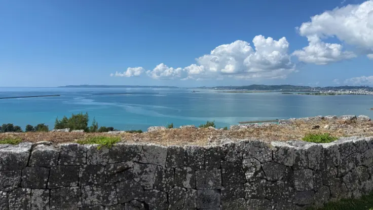 勝連城跡から望む絶景。眼下に青い海が広がり、阿麻和利が貿易で栄えた時代を思わせる眺望が広がっている。