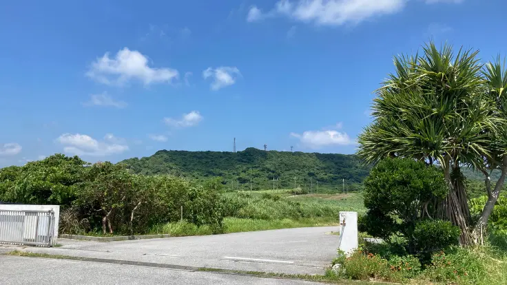 高台から自然の景観を望む宮城島の風景