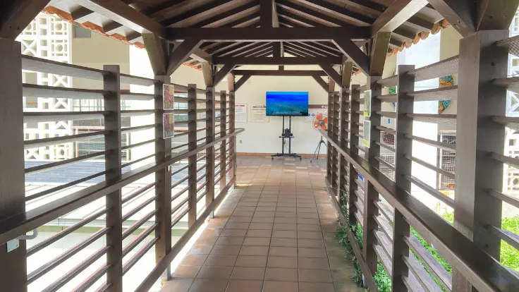 ぬちまーすファクトリーのお土産売り場を通り抜けた先にある製塩室見学エリア