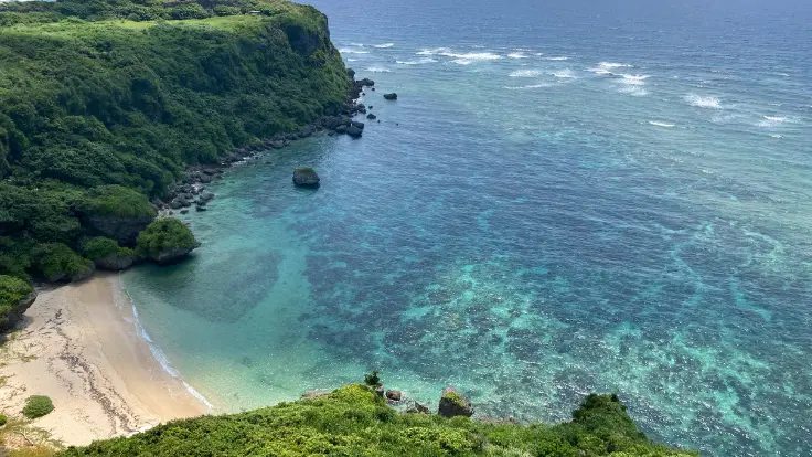 果報バンタの展望スペースから広がるエメラルドグリーンの景勝地の海