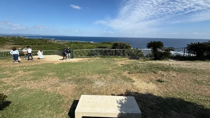 果報バンタ前に広がる開けた展望スペースの風景