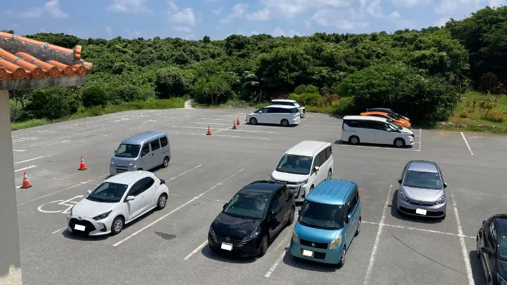 果報バンタとぬちまーすファクトリーが利用する共通駐車場の様子