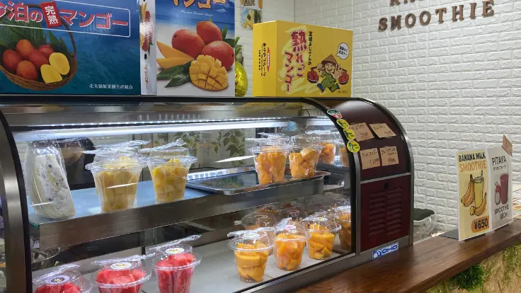 嘉手納道の駅の直売所で販売されているフルーツスムージー。新鮮な地元産フルーツを使用。