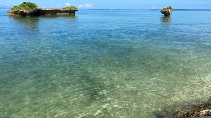 透き通る渡具知ビーチの海