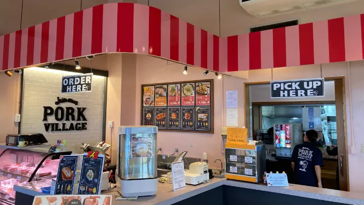 沖縄の紅豚が味わえる 店内には冷凍豚販売