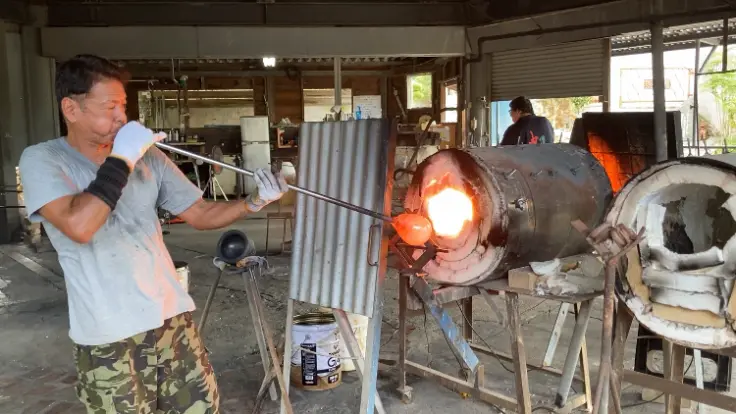 琉球グラスの作成工程 吹き込み