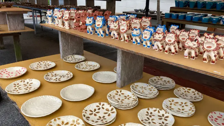 カラフルに彩られたやちむんのシーサー置物