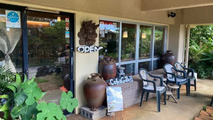 森の茶屋の外観。やちむんの器や装飾で彩られた建物