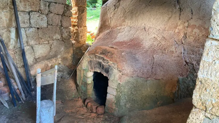 北窯の登り窯内部の様子。土壁や焼成の痕跡が残り、独特の空気感がある