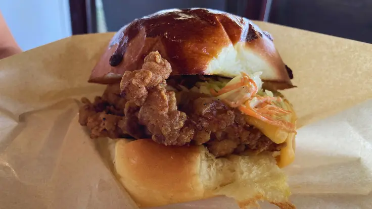 残波ドライブインの出来立てチキンバーガー。こんがり焼いたチキンとふわふわバンズが食欲をそそる