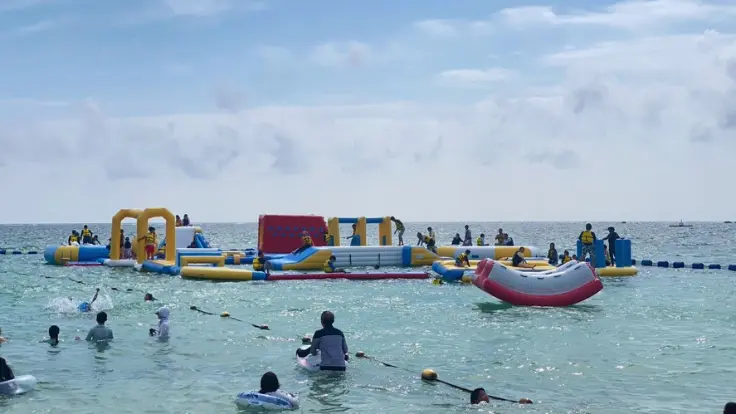 残波ビーチ沖合にある海上アスレチック「ざんぱウォーターアスレチック」
▲ 夏限定アクティビティ「残波ウォーターアスレチック(50分)」は、<strong>大人2,500円/子ども(小学生)2,000円</strong>で楽しめます。浮島タイプの遊具で、家族で思いきり遊べる人気スポットです。※時間・金額は時期により多少異なります。
</p>
</div>
<div class=