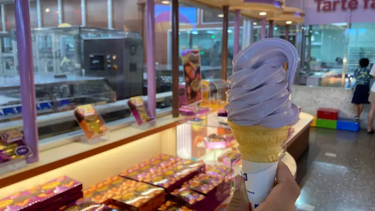 お菓子御殿 読谷本店の店内にあるブルーシールのアイス売場。紫色の紅いもソフトクリームが目を引く。