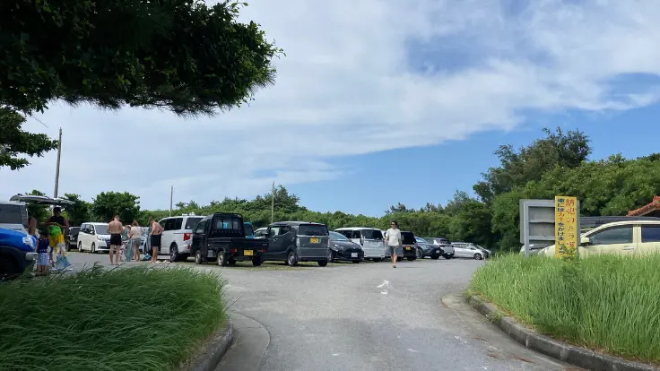 残波ビーチ目の前にある広い駐車場。車をすぐそばに停められ、海まで歩いてすぐの便利なロケーション。