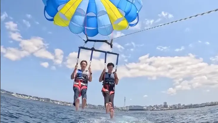 パラセーリング当日の海の様子。空模様が変わりやすく、風や波の状態を見ながら開催判断をするイメージ