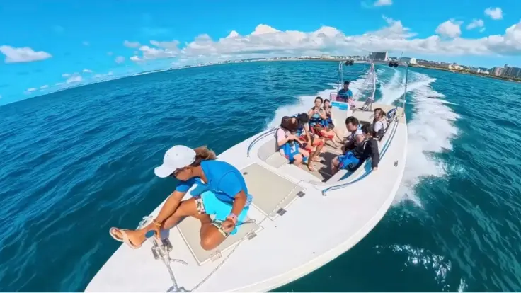 パラセーリング船でポイントへ向かって移動している様子。海風を感じながら沖縄の海を走る爽やかなシーン