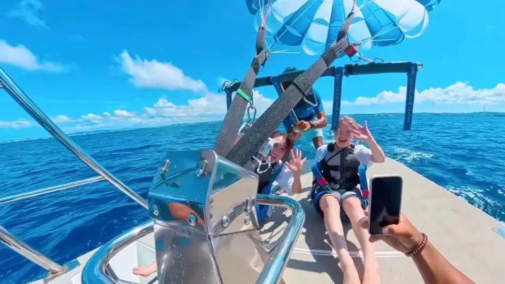 パラセーリングで飛ぶ直前にハーネスを装着している様子。スタッフが安全確認をしているシーン