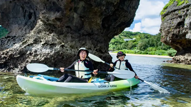 岩場のすき間をカヤックで進み、青の洞窟を目指している様子